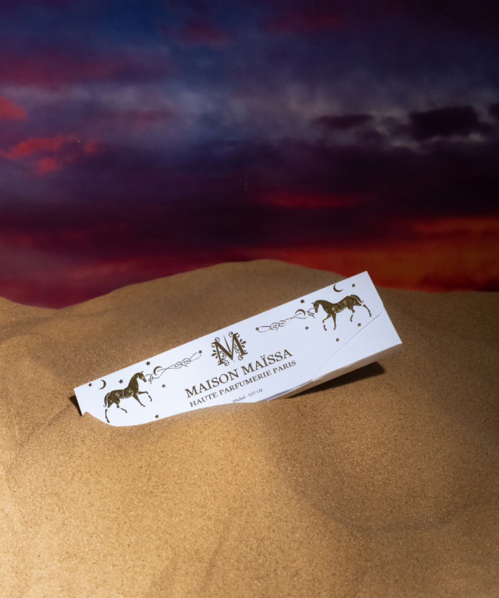 KIT ECHANTILLON - SIGNATURE DORIENT sample card in a desert scene, featuring Maison Maïssa and the5thscent, showcasing luxury fragrances.