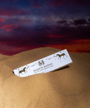 KIT ECHANTILLON - SIGNATURE DORIENT sample card in a desert scene, featuring Maison Maïssa and the5thscent, showcasing luxury fragrances.