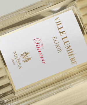 Luxurious VILLE LUMIÈRE perfume by Maison Maïssa, captured by the5thscent, exudes an elegant, unisex woody aroma blend.