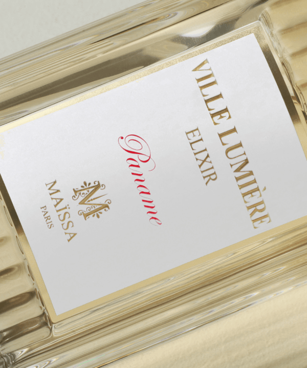 Luxurious VILLE LUMIÈRE perfume by Maison Maïssa, captured by the5thscent, exudes an elegant, unisex woody aroma blend.